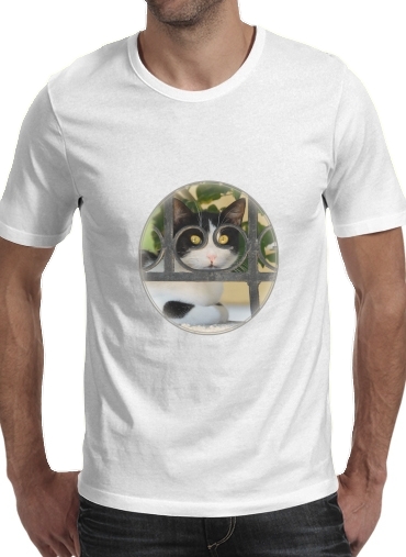  Cat with spectacles frame, she looks through a wrought iron fence for Men T-Shirt