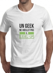 T-Shirts Un Geek ne vieillit pas il level up